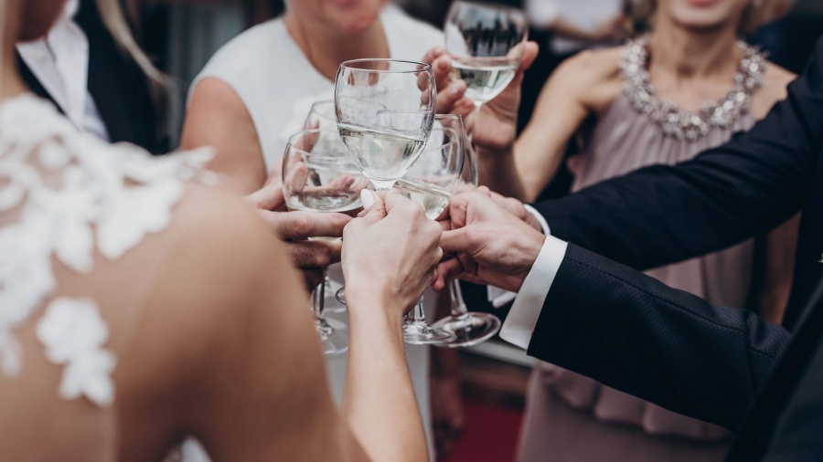 Η φοροδιαφυγή… χόρευε στον γάμο της χρονιάς - Ο γνωστός τραγουδιστής, η εταιρεία νυφικών, ο DJ και… έπεται συνέχεια