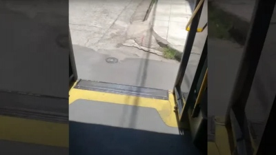 Ελλάδα 2023: Λεωφορείο στην Αθήνα κάνει δρομολόγιο με ανοικτή πόρτα λόγω... βλάβης