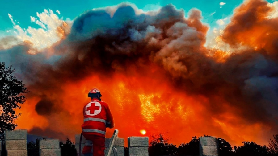 Πυρκαγιά στην Αλεξανδρούπολη: Στη μάχη με τις φλόγες και εθελοντές του Ελληνικού Ερυθρού Σταυρού