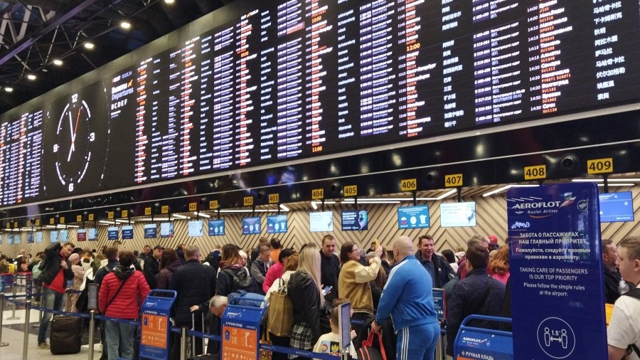 Στο στόχαστρο η Μόσχα: Η ρωσική αεράμυνα αναχαίτισε 21 drones – Παράλυση στα αεροδρόμια
