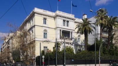 Επίθεση του «Ρουβίκωνα» με μπογιές στην Γαλλική πρεσβεία στην Αθήνα - Πολιτικές αντιδράσεις
