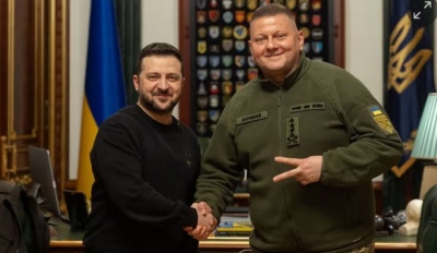 O Zelensky ανακήρυξε «ήρωα της Ουκρανίας» τον Zaluzhny μετά την... καρατόμηση