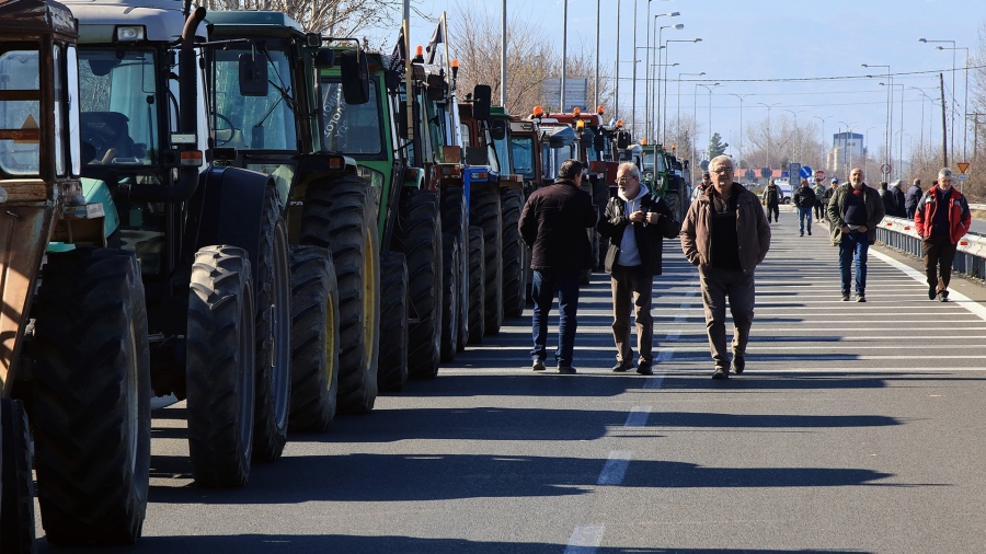 Σκληραίνουν τη στάση τους οι αγρότες - Πλημμυρίζουν με μπλόκα οι εθνικές οδοί, κατεβαίνουν τα τρακτέρ στην Αθήνα - Τι ζητούν