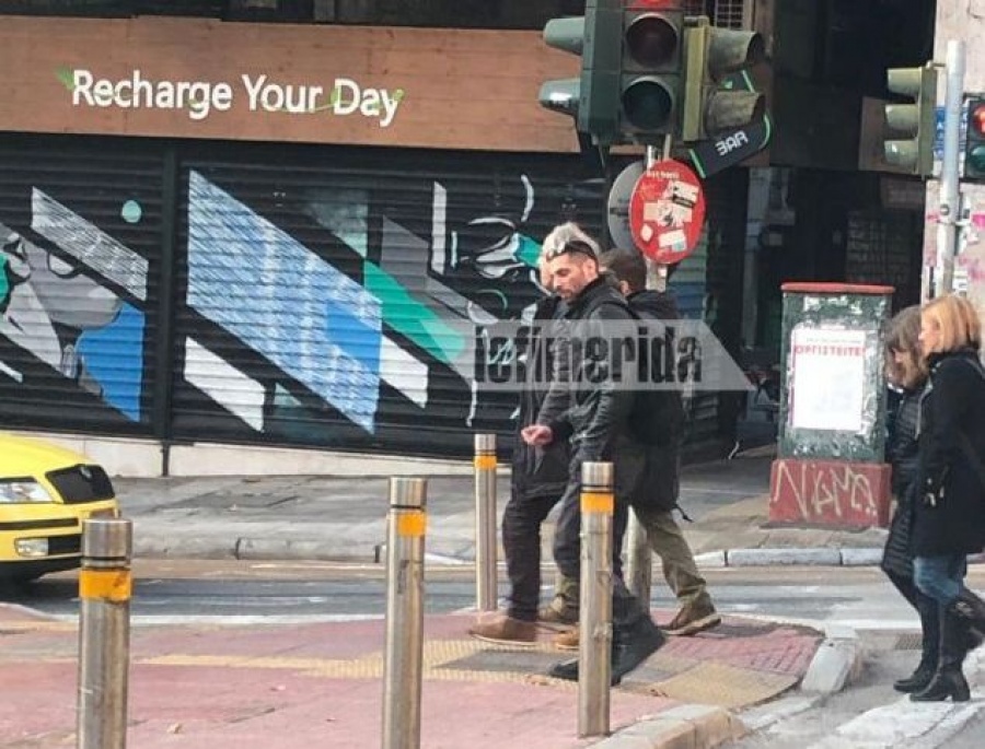 Ο Δημήτρης Κουφοντίνας κάνει βόλτα στο κέντρο της Αθήνας