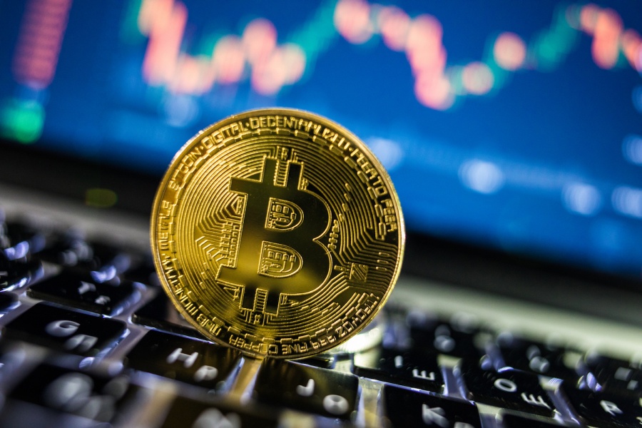 «Στο κόκκινο» τα ψηφιακά νομίσματα – Στα 8.000 δολάρια το Bitcoin