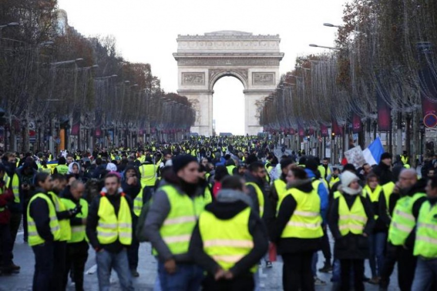 Γαλλία: Στους δρόμους ξανά τα 