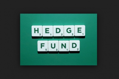 Τα hedge funds ακόμη υστερούν έχασαν σχεδόν 10 χρόνια ράλι στην Wall