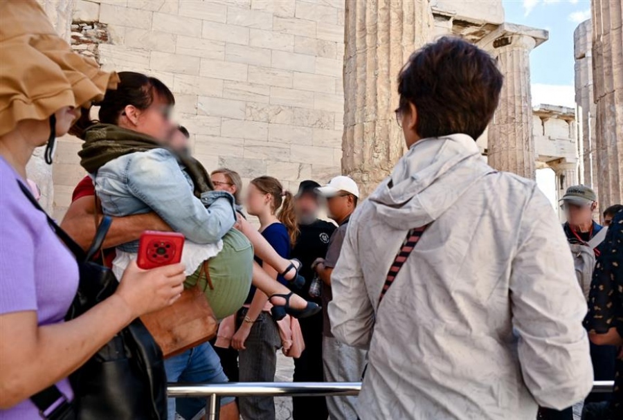 Διεθνής διασυρμός - Ακρόπολη: Μετέφεραν με τα χέρια τουρίστες με αναπηρία λόγω βλάβης του ασανσέρ