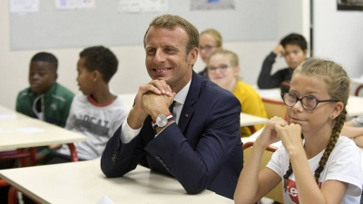 Κατακραυγή στον Macron από τα σχολεία της Γαλλίας για το πρωποριακό μέτρο της ... ποδιάς