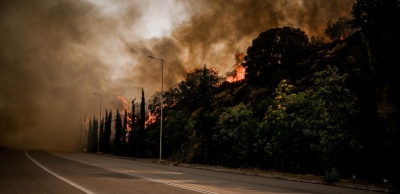 Καλύτερη η εικόνα στη Λαμία – Η ύφεση των ανέμων ανακόπτει την πορεία των πύρινων μετώπων