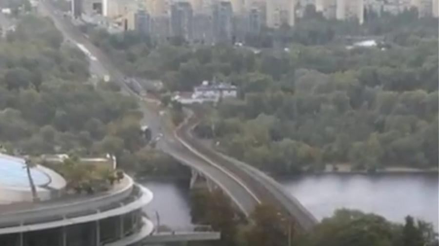 Συναγερμός στην Ουκρανία - Άνδρας απειλεί να ανατινάξει γέφυρα στο Κίεβο