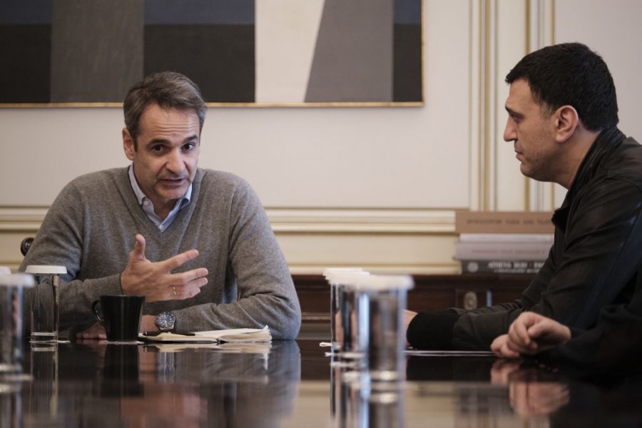 Σύσκεψη στο Μαξίμου υπό τον Μητσοτάκη για τον τουρισμό – Στο επίκεντρο η υγειονομική κάλυψη των νησιών