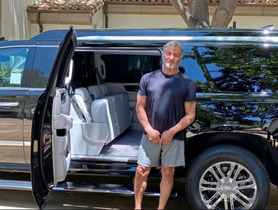 Γιατί ο Sylvester Stallone πουλά την τεράστια Cadillac του;