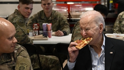 O Biden έφαγε πίτσα με τους Αμερικάνους στρατιώτες στην Πολωνία