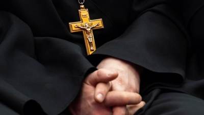 Σύλληψη ιερέα για φωτογραφία με σημαία... Ουκρανίας