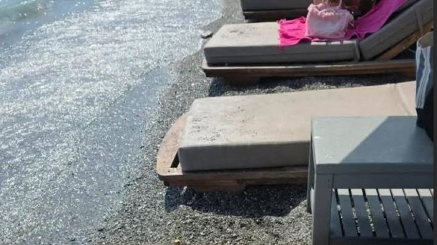 Ξαπλώστρες πάνω στο κύμα - Η αυθαιρεσία δεν έχει τέλος, 3.500 καταγγελίες στο my coast