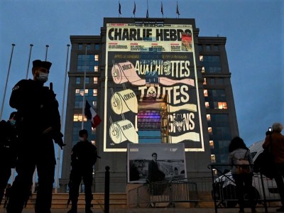Σε πόλεμο με τον ισλαμισμό η Γαλλία - Κυβερνητικά κτίρια φωτίζονται με σκίτσα του Charlie Hebdo