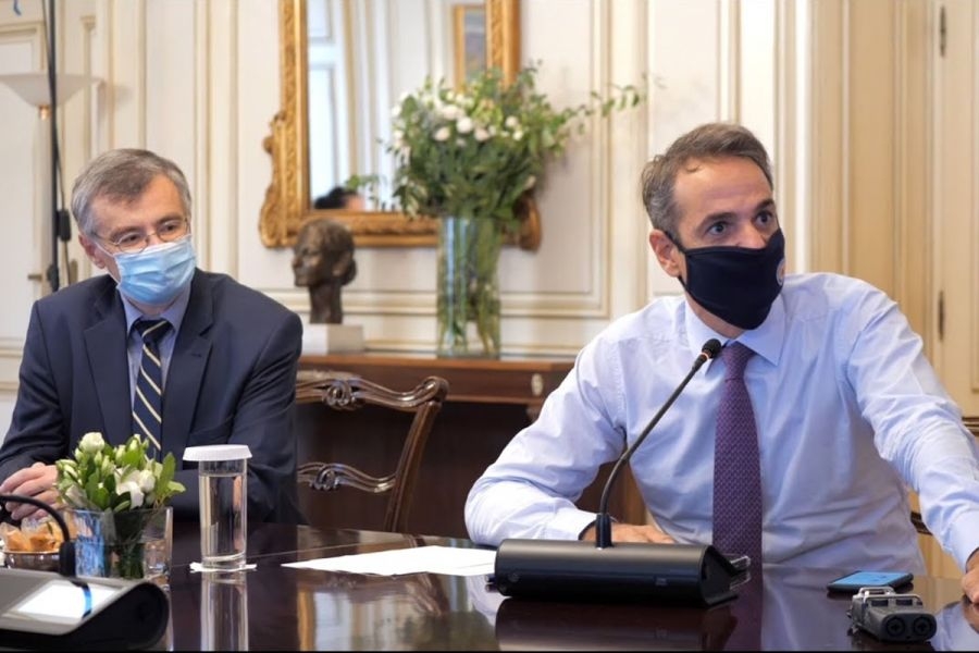 Κατεπείγουσα σύσκεψη στο Μαξίμου για την παραλλαγή Omicron – Ποιο μέτρο που θα αφορά εμβολιασμένους, βρίσκεται στο τραπέζι