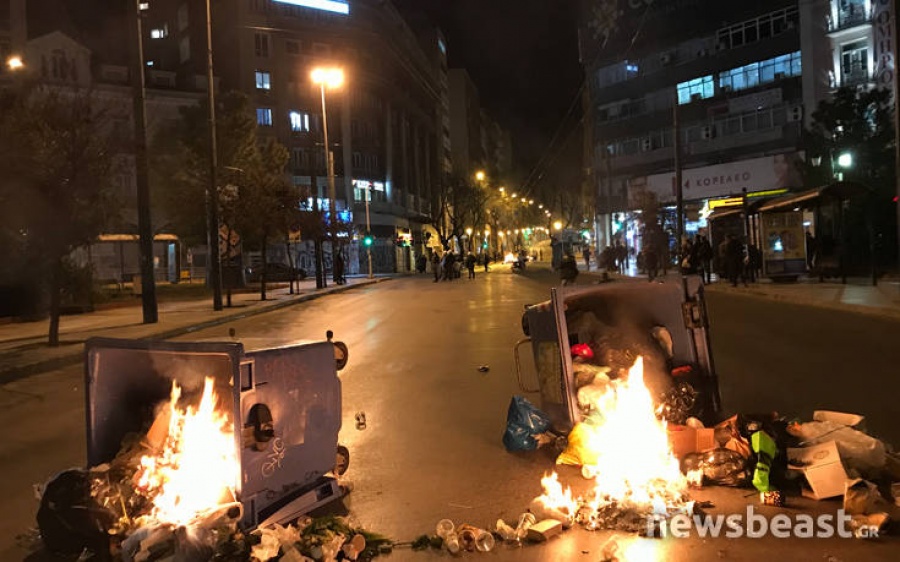 Δακρυγόνα και φωτιές στο κέντρο της Αθήνας μετά από πορεία για τον θάνατο Νιγηριανού μετανάστη