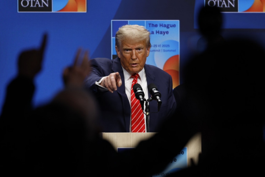 Σύνοδος κολακείας και δουλοπρέπειας: Οι Ευρωπαίοι... γονάτισαν στον Trump - Τον φοβούνται περισσότερο από τον Putin