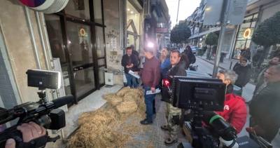 Λάρισα: Αγρότες έριξαν σανό έξω από πολιτικά γραφεία βουλευτών της ΝΔ