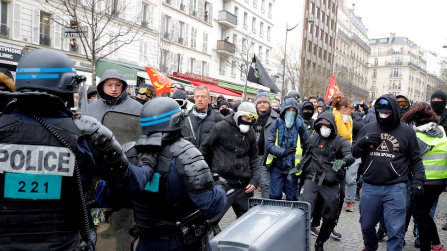 Γαλλία: Νέες σκληρές συγκρούσεις των «κίτρινων γιλέκων» με την αστυνομία - Επεισόδια και λεηλασίες καταστημάτων