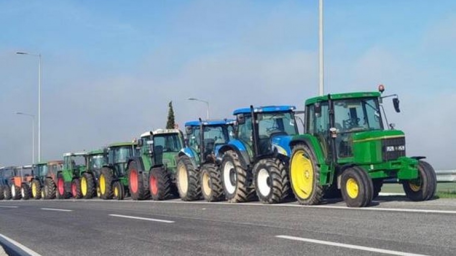 Στους δρόμους ταξιδιώτες και αγρότες - Αυξημένη η κίνηση, με περιορισμούς ταχύτητας από την Τροχαία λόγω των μπλόκων