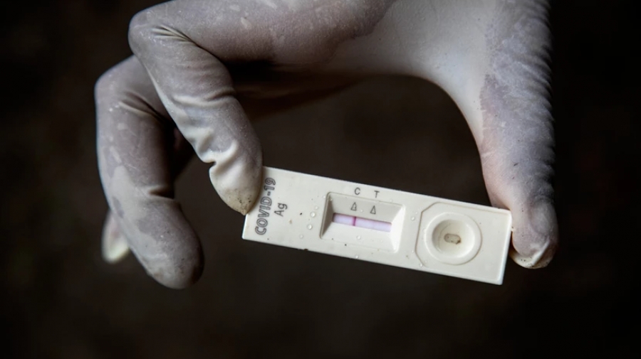 Νέες οδηγίες CDC: Τι γίνεται αν κάποιος πλήρως εμβολιασμένος έρθει σε επαφή με κρούσμα
