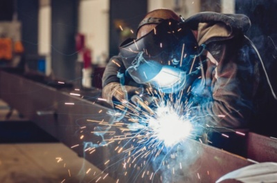 Αντιπαράθεση ευρωπαϊκών βιομηχανιών και επενδυτικών fund για τα διασυνοριακά τέλη άνθρακα