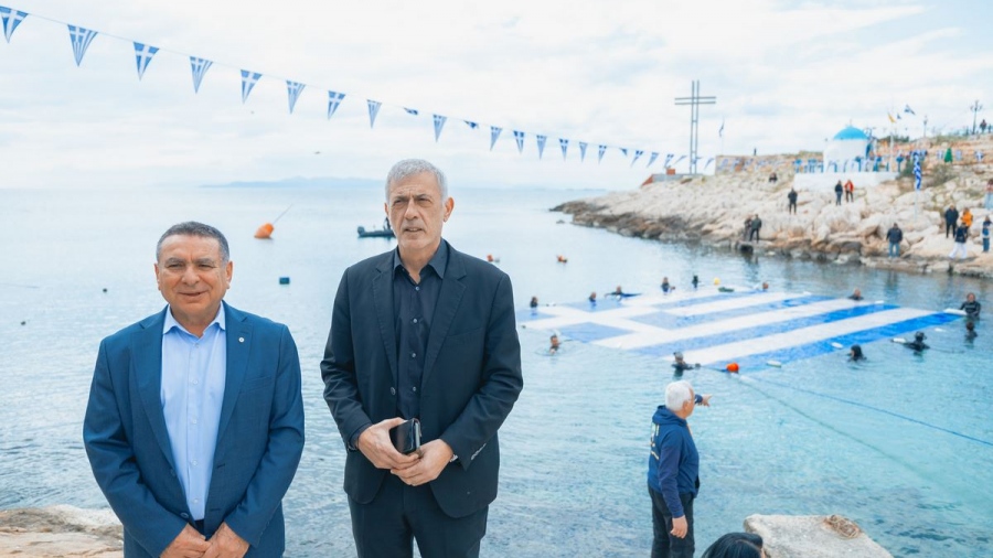 25η Μαρτίου: Η Γαλανόλευκη στη θάλασσα του Πειραιά για την Εθνική Επέτειο - Μώραλης: Φόρος τιμής στους ηρωικούς αγώνες των Ελλήνων