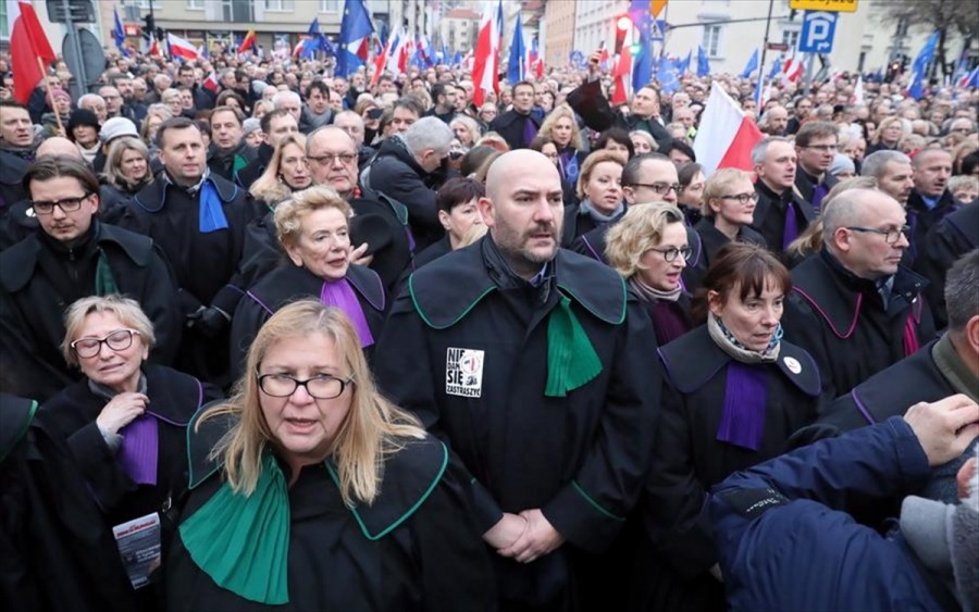 Πολωνία: Αντικυβερνητικές διαδηλώσεις στη Βαρσοβία για το έλεγχο της δικαστικής εξουσίας
