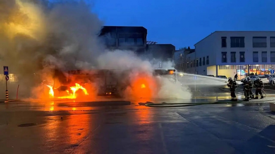 Τραγωδία στην Ελβετία: Άνδρας αυτοπυρπολήθηκε σε λεωφορείο, 6 νεκροί και πολλοί τραυματίες