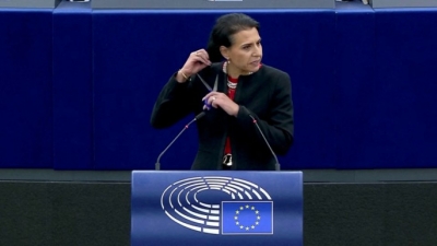 Σουηδή ευρωβουλευτής έκοψε τα μαλλιά της μέσα στο κοινοβούλιο για τις γυναίκες του Ιράν