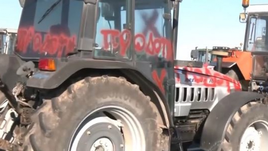 Μπλόκο Νίκαιας Λάρισα: Βανδαλισμός τρακτέρ δύο αγροτών που πήγαν στο Μαξίμου - Μαρινάκης: Είναι ντροπή