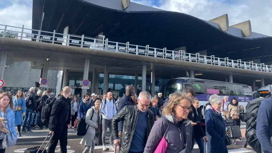 Νέες απειλές για βόμβες στη Γαλλία - Εκκενώνονται ξανά Βερσαλλίες και γαλλικά αεροδρόμια
