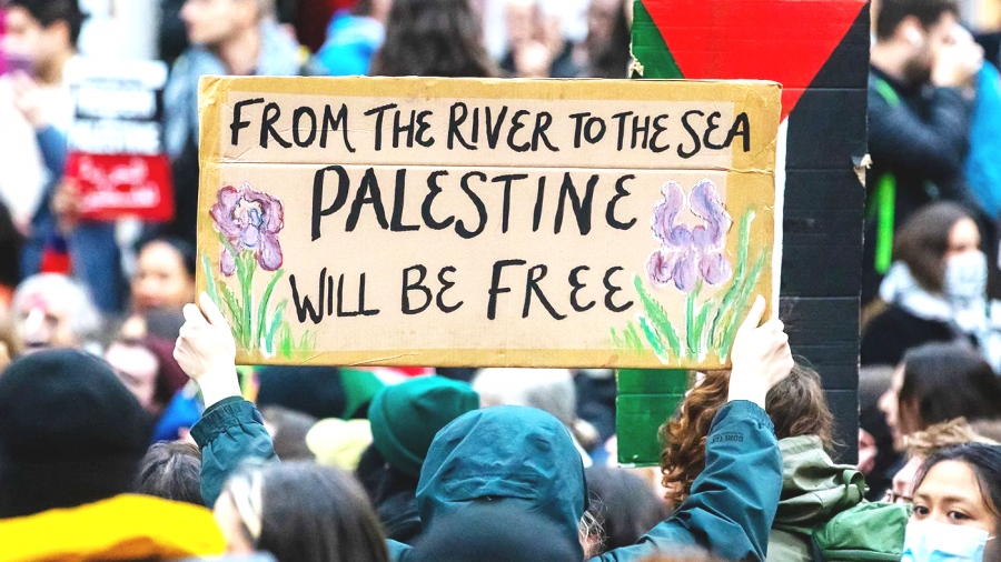 Αδιανόητη επιδημία λογοκρισίας στην Ευρώπη: Γερμανίδα συνελήφθη επειδή έγραψε ... φιλοπαλαιστινιακό σύνθημα στο Facebook