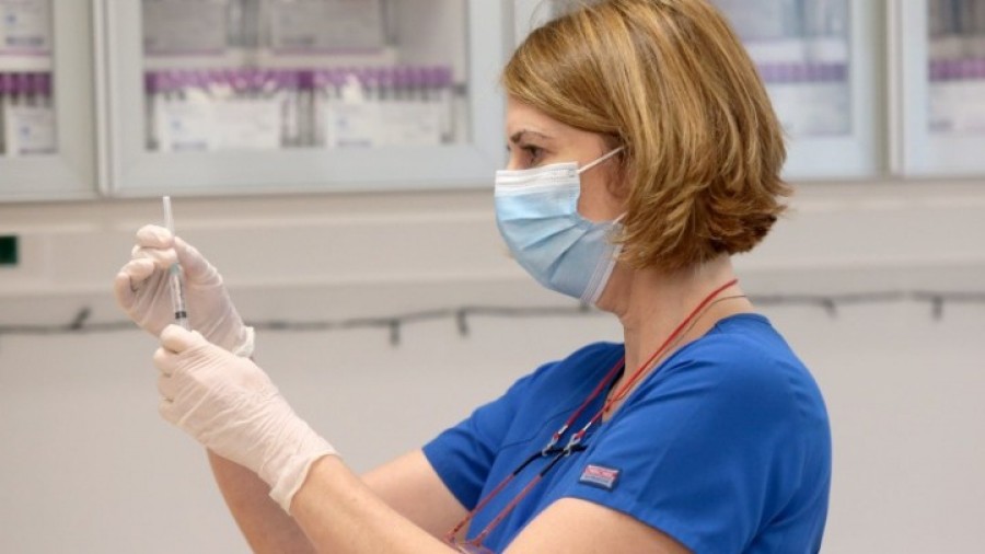 Υπ. Υγείας: Σε τρεις φάσεις οι εμβολιασμός των υγειονομικών, που αρχίζει  στις 4/1