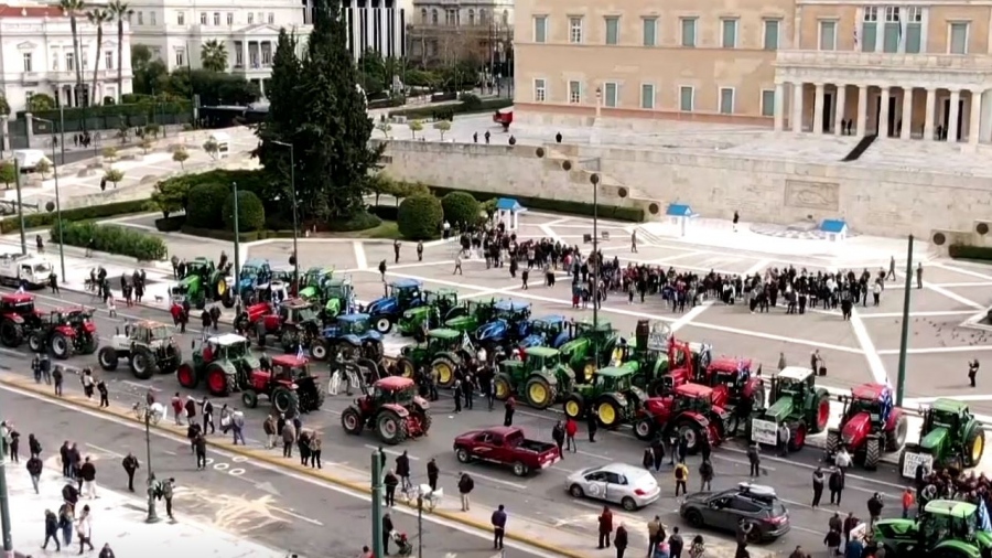 Στα μπλόκα για νέες αποφάσεις επιστρέφουν οι αγρότες - Αναχωρούν από το Σύνταγμα, τα μηνύματα  και η στάση Μητσοτάκη