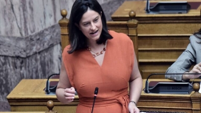 Κατηγορηματική η Κεραμέως: Καμία αναστολή της διά ζώσης λειτουργίας των σχολείων