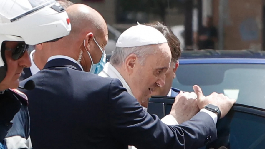 Βατικανό: Βγήκε από το νοσοκομείο ο πάπας Φραγκίσκος