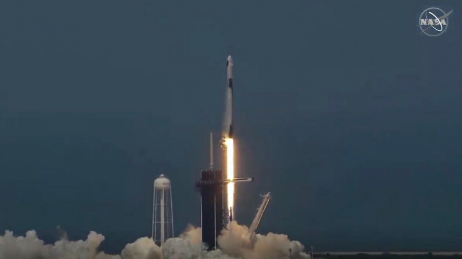 Ιστορικές διαστημικές στιγμές για τη SpaceX -  Επιτυχής η εκτόξευση του πυραύλου Falcon 9