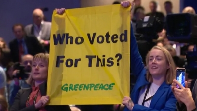 Βρετανία: Διεκόπη από διαδηλώτριες της Greenpeace η ομιλία Truss στο συνέδριο των Τόρις