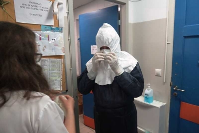 Ο Μητροπολίτης Σύρου έβαλε ειδική στολή και μπήκε στην κλινική Covid για πασχαλινές ευχές