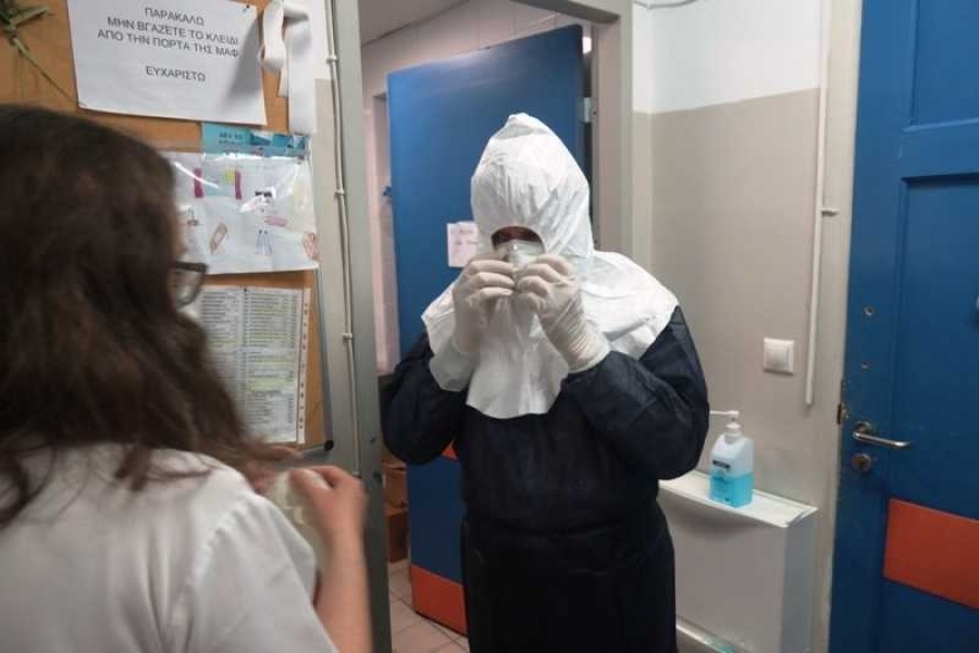 Ο Μητροπολίτης Σύρου έβαλε ειδική στολή και μπήκε στην κλινική Covid για πασχαλινές ευχές