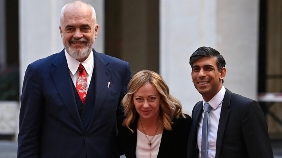 Με το βλέμμα στο παράδειγμα της... Ρουάντα οι συναντήσεις Meloni με Sunak και Rama για το μεταναστευτικό