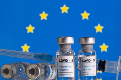 «Πόλεμος» για τα εμβόλια: Η ΕΕ απειλεί τη Βρετανία με τη στήριξη Γερμανίας, Γαλλίας, Ιταλίας