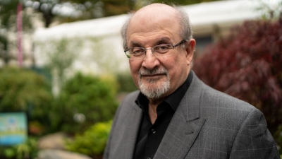 Πανηγυρισμοί στο Ιράν για την επίθεση κατά Rushdie: Να φιλήσουμε το χέρι του γενναίου δράστη