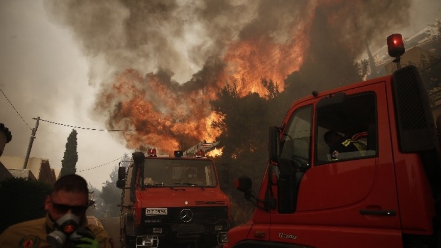 Άλση και παρκάκια στο Πανόραμα Βούλας καίει η μεγάλη φωτιά