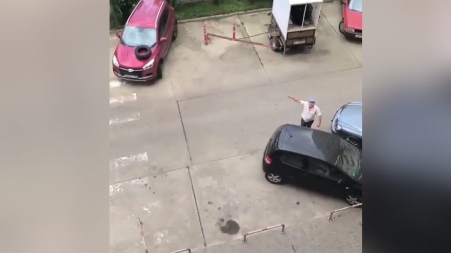 Δεν ενσωματώνονται πουθενά - Μετανάστης απειλεί τη χήρα ενός «Ήρωα της Ρωσίας» για μια θέση πάρκινγκ (vid)