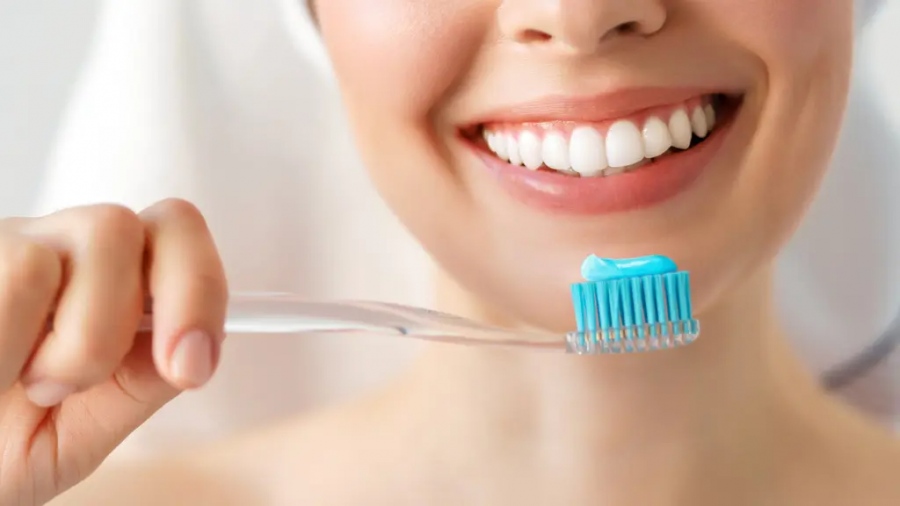 Γιατρός αποκαλύπτει πότε πρέπει να βουρτσίζουμε τα δόντια μας το πρωί